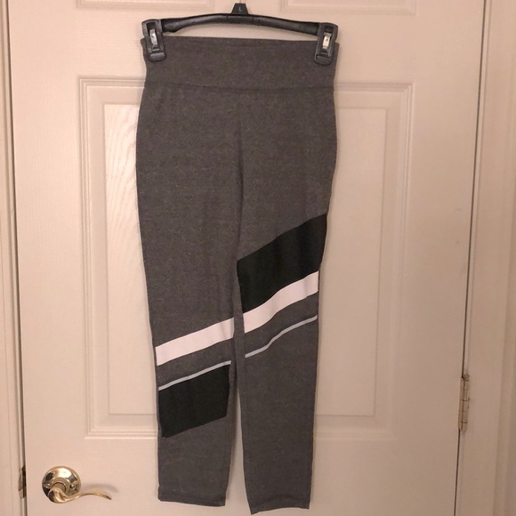 Super Comfy Capri Yoga Leggings - Picture 2 of 12